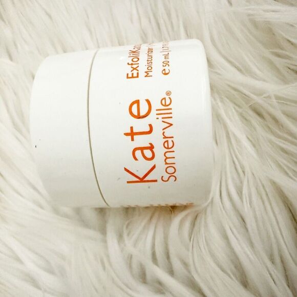 KATE SOMERVILLE | ExfoliKate Glow 2-in-1 Moisturizer + Exfoliator | 1.7 fl oz - Picture 7 of 12
